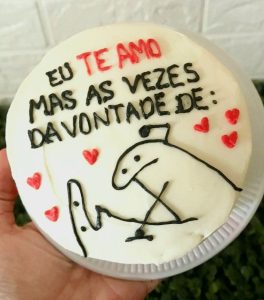 Bento Cake com a frase eu te amo mas as bezes da vontade de te matar