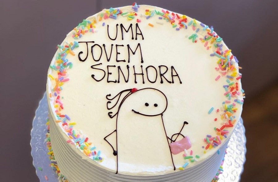 bento cake com a frase uma jovem senhora