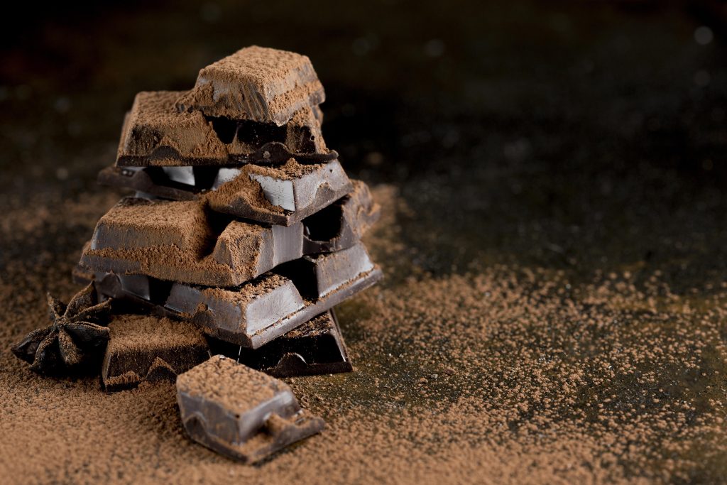 imagem de barras de chocolate uma em cima da outra